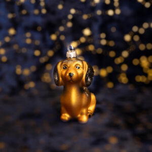 kerstbal kerstornament teckel dachshund lichtbruin voor blauwe achtergrond met lichtjes
