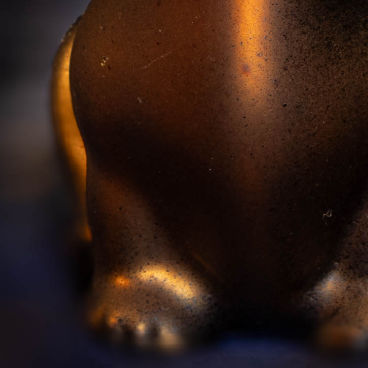 kerstbal kerstornament teckel dachshund donkerbruin close-up pootjes voorkant