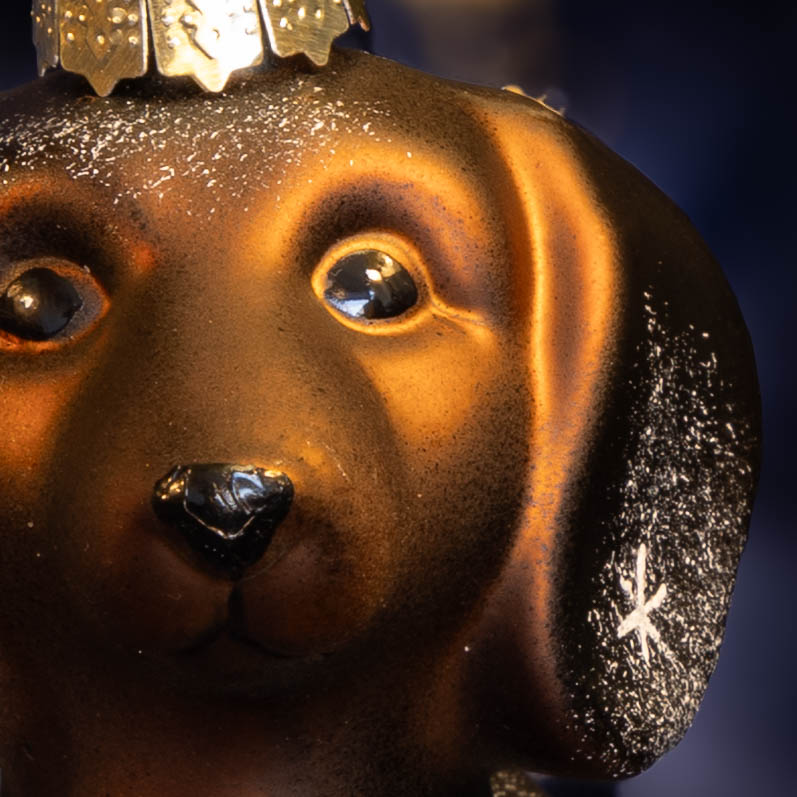 kerstbal kerstornament teckel dachshund donkerbruin close-up gezicht