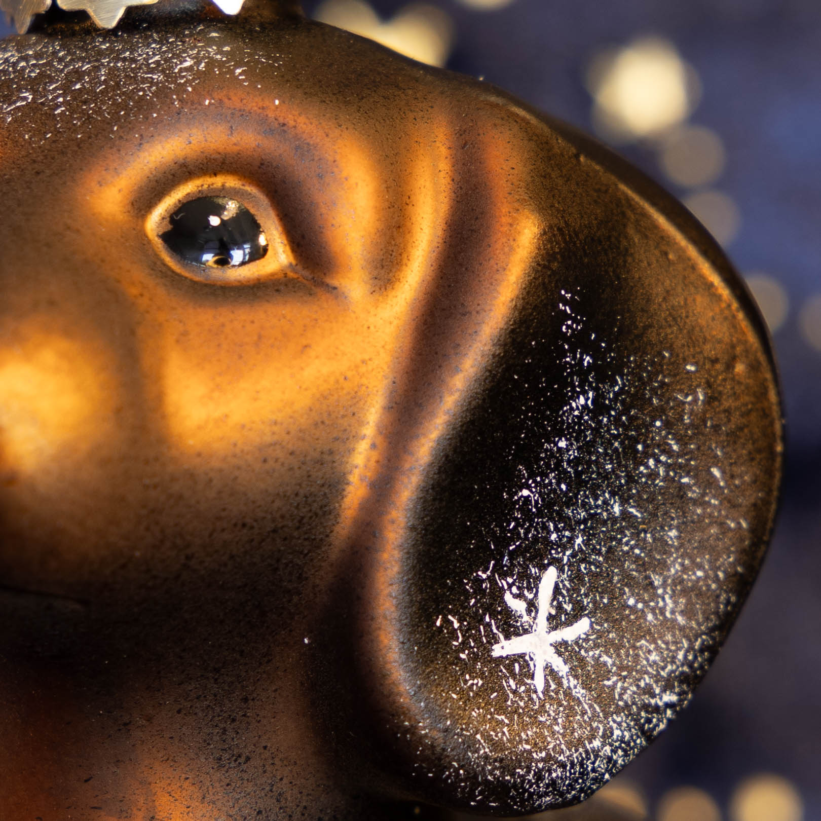 kerstbal kerstornament teckel dachshund donkerbruin close-up linkskijkend