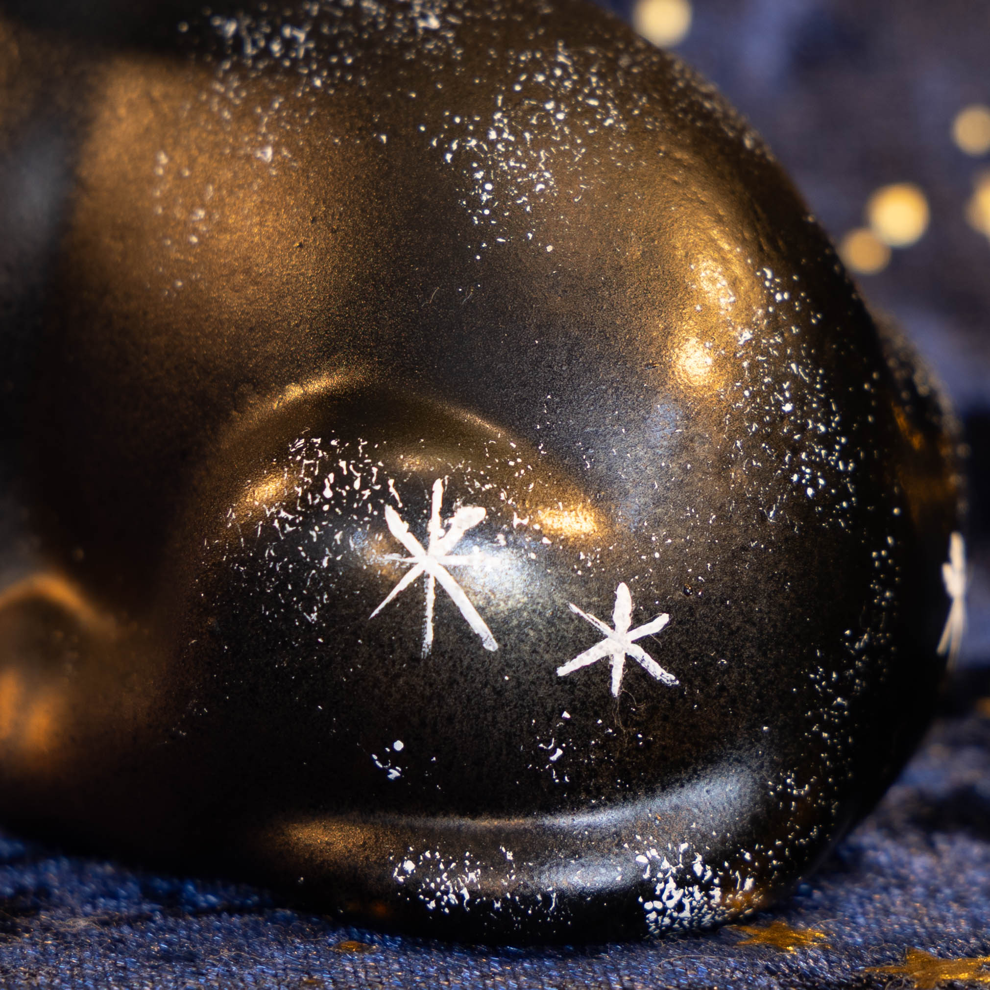 kerstbal kerstornament teckel dachshund donkerbruin close-up zijkant sterren sneeuwvlokken