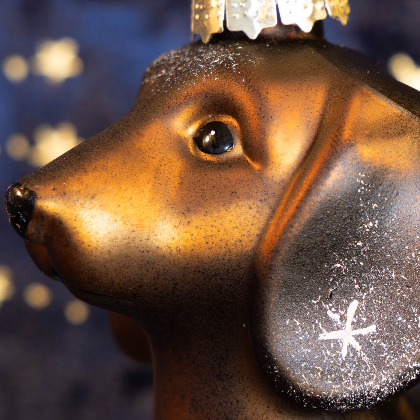 kerstbal kerstornament teckel dachshund donkerbruin close-up zijkant links gezicht