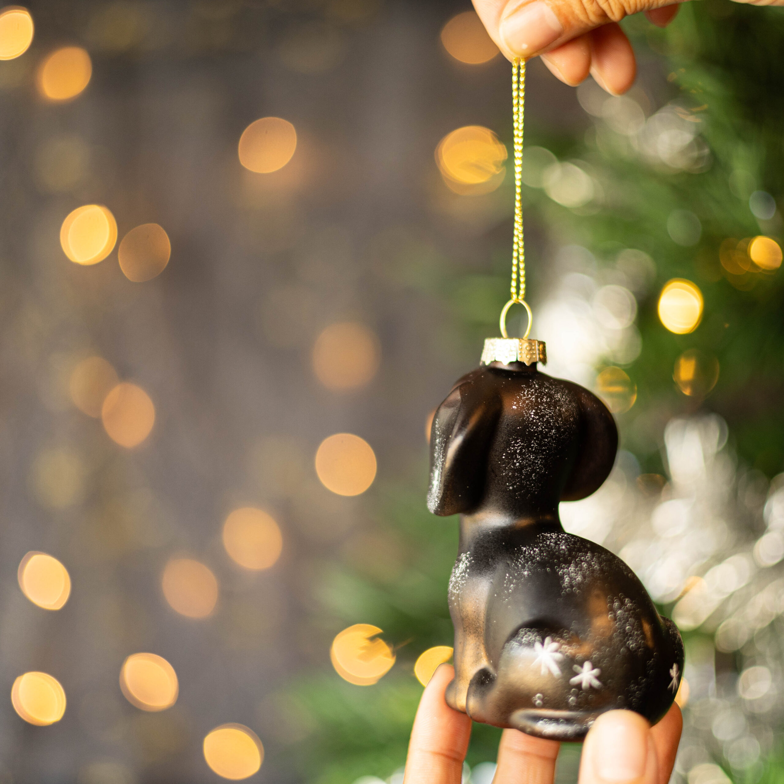 kerstbal kerstornament teckel dachshund donkerbruin zijkant voor kerstboom